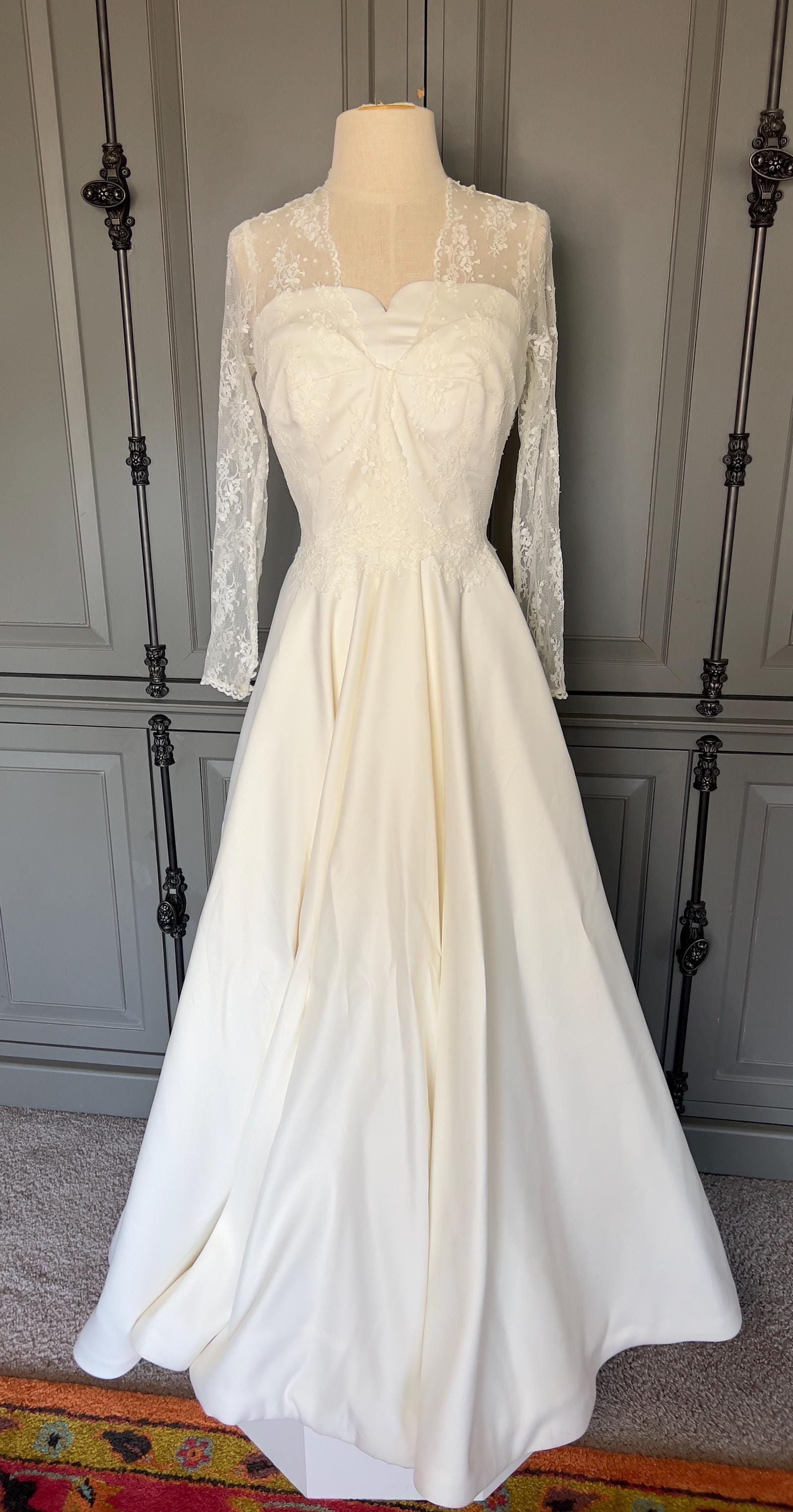Elegant vintage Aline gown Modern Day Size 12!