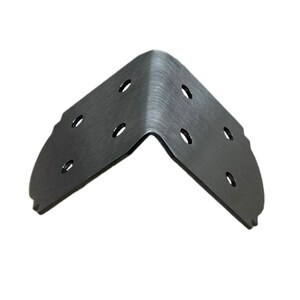 Op de afbeelding: Een zilveren metalen hoekbeugel met meerdere gaten om aan een oppervlak te bevestigen. De beugel is ontworpen om hoeken te versterken en te beschermen.