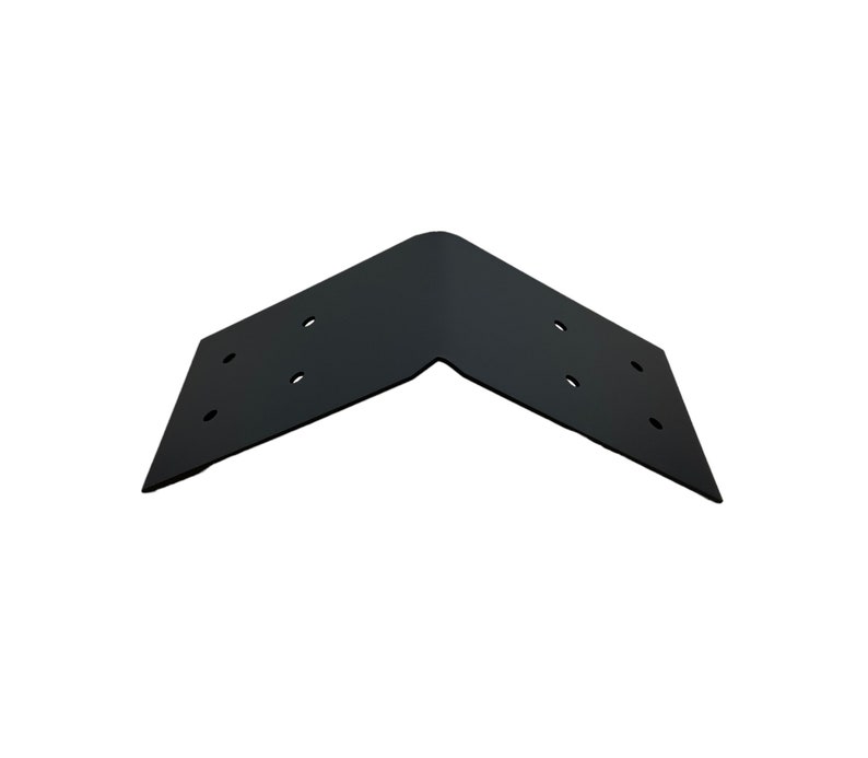 Puede incluir: Soporte de esquina de metal negro con varios agujeros para sujetar a la madera. El soporte est&aacute; en &aacute;ngulo de 90 grados.