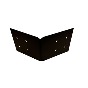 Puede incluir: Soporte de esquina de metal negro con m&uacute;ltiples agujeros para sujetar madera. El soporte est&aacute; dise&ntilde;ado para reforzar las esquinas y las juntas en proyectos de carpinter&iacute;a.
