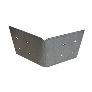 Puede incluir: Una escuadra de esquina de metal plateado con seis agujeros para tornillos. La escuadra est&aacute; dise&ntilde;ada para reforzar las esquinas de las estructuras de madera.