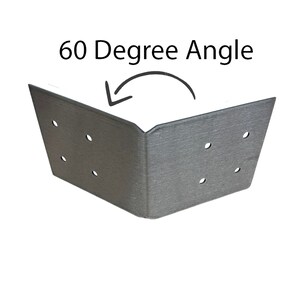 Puede incluir: Una escuadra de esquina de metal de 60 grados con m&uacute;ltiples agujeros para sujetar a la madera. La escuadra est&aacute; hecha de metal texturizado y tiene un acabado plateado.