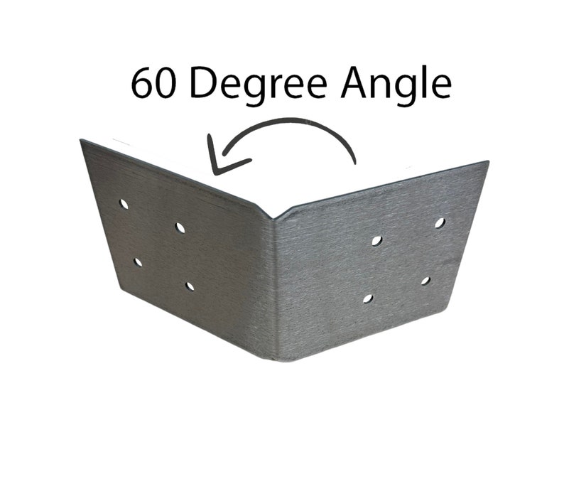 Puede incluir: Una escuadra de esquina de metal de 60 grados con m&uacute;ltiples agujeros para sujetar a la madera. La escuadra est&aacute; hecha de metal texturizado y tiene un acabado plateado.