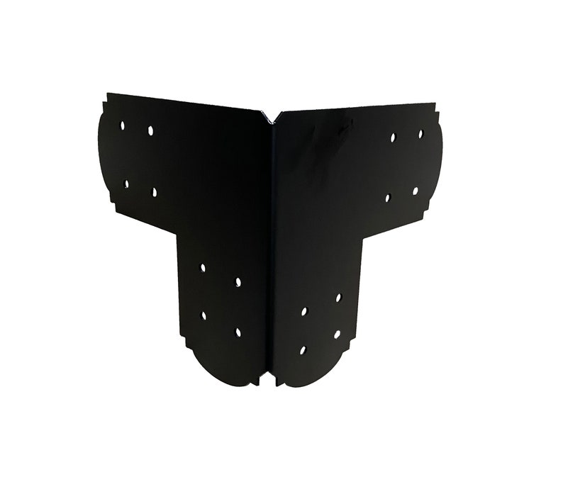 Pode incluir: Cantoneira de metal preto com v&aacute;rios furos para fixar madeira. A cantoneira tem uma borda decorativa.