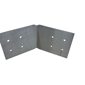 Puede incluir: Una escuadra de esquina de metal plateado con seis agujeros para tornillos. La escuadra est&aacute; dise&ntilde;ada para conectar dos piezas de madera en un &aacute;ngulo de 90 grados.