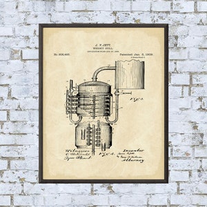 Pode incluir: Um desenho de patente vintage em preto e branco de um alambique de uísque, com o texto "No. 008,466. J. F. JETT. WHISKY STILL. Patented Jan. 8, 1900."