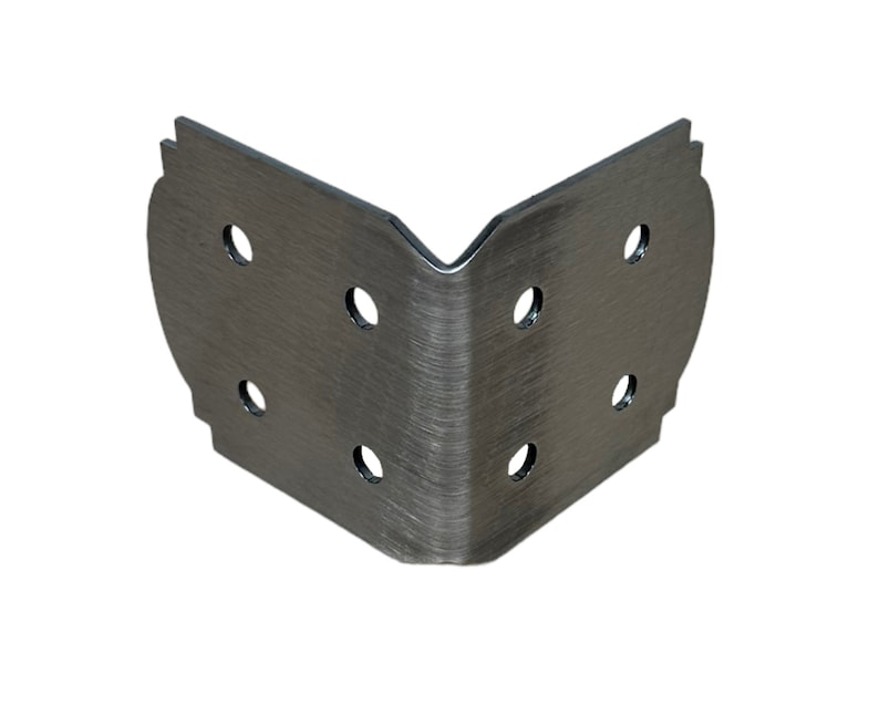 Op de afbeelding: Zilveren metalen hoekbeugel met zes gaten voor schroeven. De beugel is ontworpen om hoeken van meubels of andere constructies te versterken.