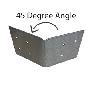 K&ouml;nnte beinhalten: Eine Metall-Eckst&uuml;tze mit einem 45-Grad-Winkel. Die St&uuml;tze hat sechs L&ouml;cher f&uuml;r Schrauben oder N&auml;gel. Der Text "45 Degree Angle" steht &uuml;ber der St&uuml;tze.