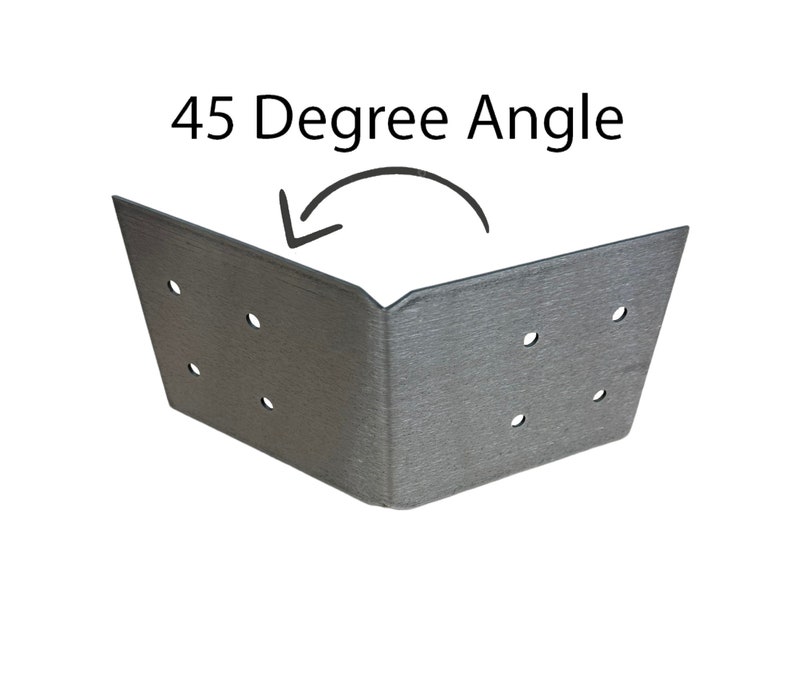 K&ouml;nnte beinhalten: Eine Metall-Eckst&uuml;tze mit einem 45-Grad-Winkel. Die St&uuml;tze hat sechs L&ouml;cher f&uuml;r Schrauben oder N&auml;gel. Der Text "45 Degree Angle" steht &uuml;ber der St&uuml;tze.