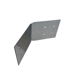 Puede incluir: Una escuadra de esquina de metal plateado con varios agujeros para fijar tornillos o clavos. La escuadra est&aacute; dise&ntilde;ada para reforzar las esquinas y las juntas en proyectos de construcci&oacute;n.
