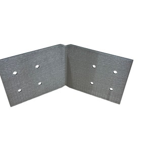 K&ouml;nnte beinhalten: Eine silberne Eckverbindung aus Metall mit sechs L&ouml;chern zum Befestigen an Holz. Die Verbindung ist dazu bestimmt, Ecken und Fugen in Bauprojekten zu verst&auml;rken.