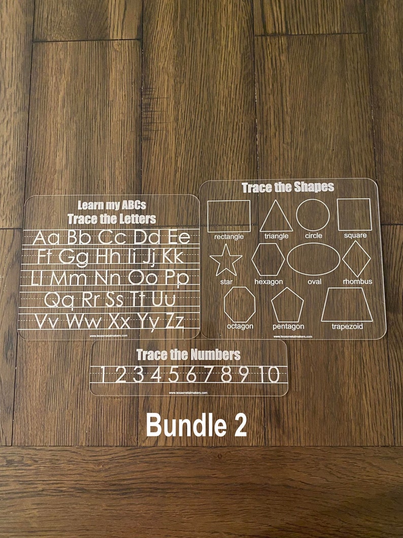 Op de afbeelding: Drie transparante acryl traceerborden om te leren. E&eacute;n bord bevat het alfabet, een ander vormen en het derde de getallen 1-10. De borden hebben witte tekst en zijn gelabeld met "Learn my ABCs", "Trace the Shapes" en "Trace the Numbers". De bundel is gelabeld met "Bundle 2".
