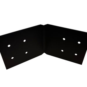 K&ouml;nnte beinhalten: Schwarze Metalleckst&uuml;tze mit sechs L&ouml;chern zum Befestigen von Holzbalken. Die St&uuml;tze ist f&uuml;r einen 90-Grad-Winkel ausgelegt.
