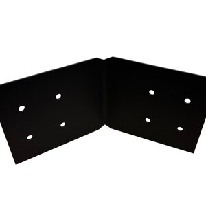Puede incluir: Soporte de esquina de metal negro con seis agujeros para sujetar a la madera.