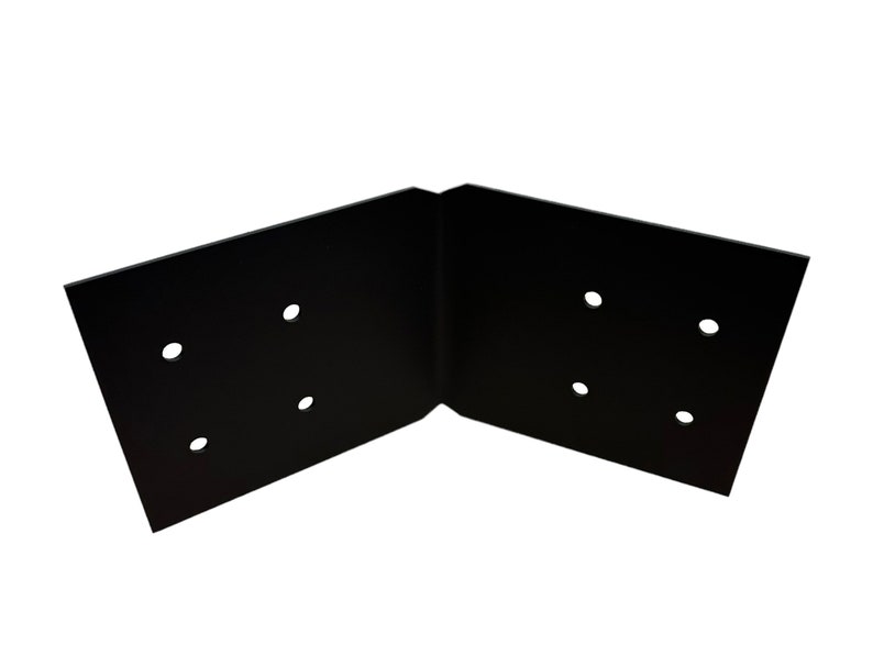 Puede incluir: Soporte de esquina de metal negro con seis agujeros para sujetar a la madera.