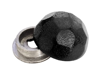 Op de afbeelding: Een zwarte metalen dop met een facetgeslepen ontwerp en een zilveren metalen basis met een schroefdraadopening.