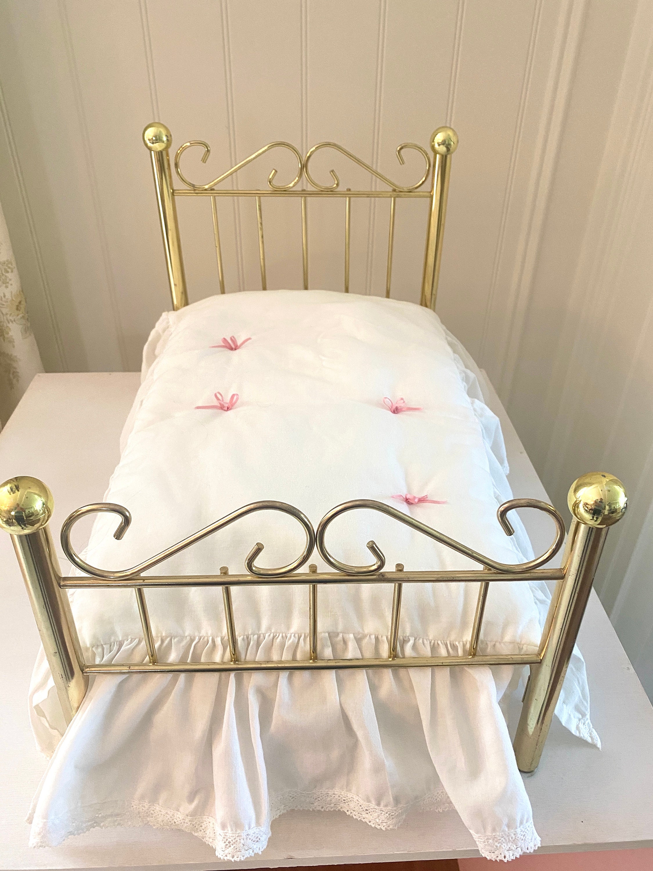 RETIRED AMERICAN GIRL 18” Doll Samantha Brass Bed, Bedding