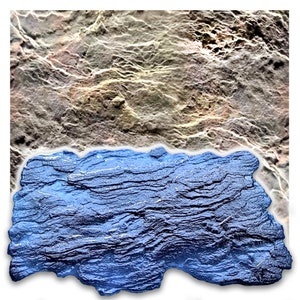 Può includere: Uno stampo in silicone blu per creare una texture di pietra realistica. Lo stampo presenta un design dettagliato e stratificato che ricorda una formazione rocciosa naturale.