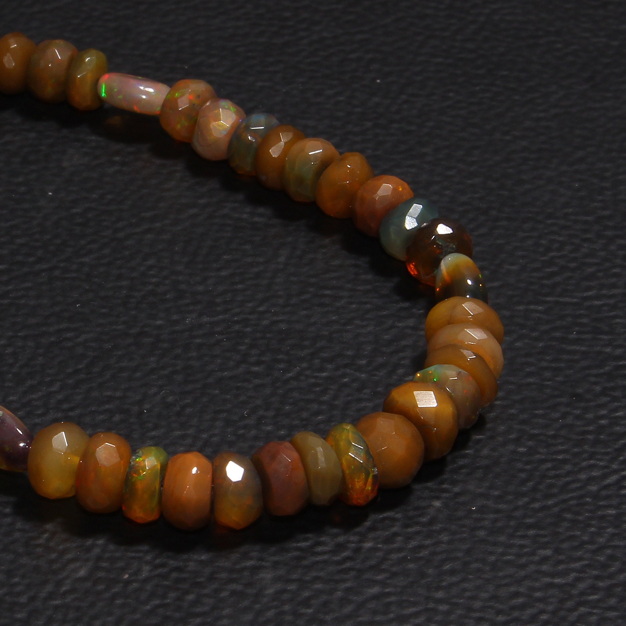 56カラット 16インチ - 天然エチオピアンファイヤーオパールビーズ