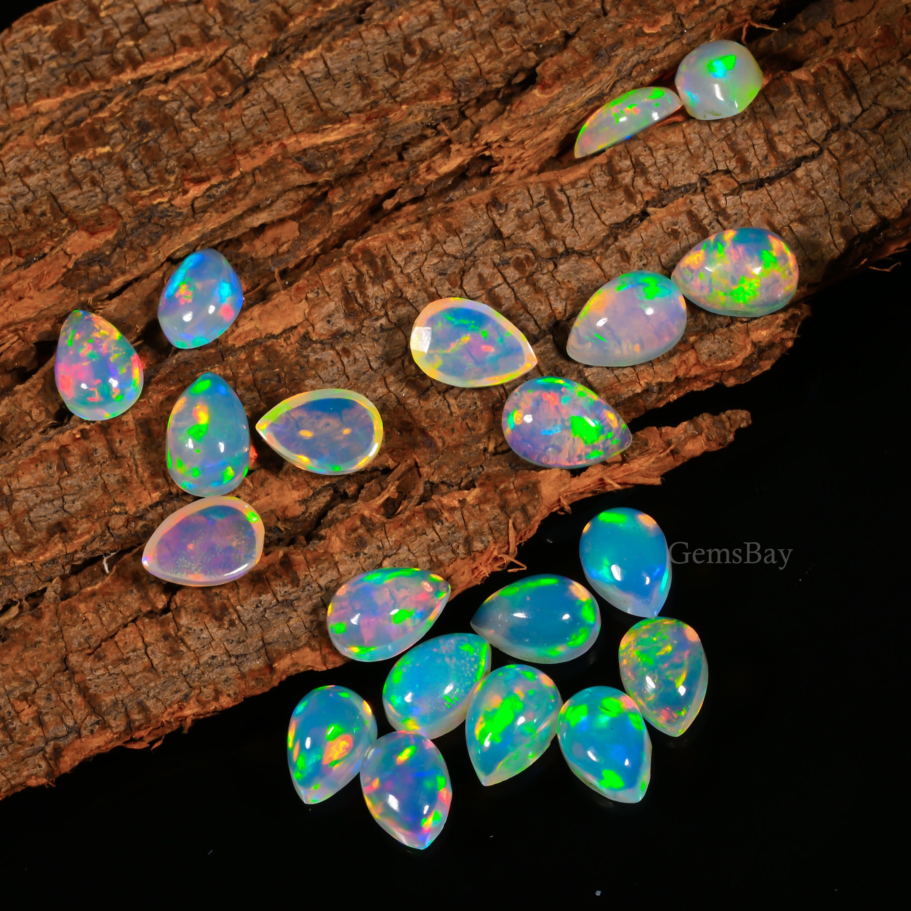 Welo ファイア オパール カボション: 天然エチオピアペアシェイプ (4 x