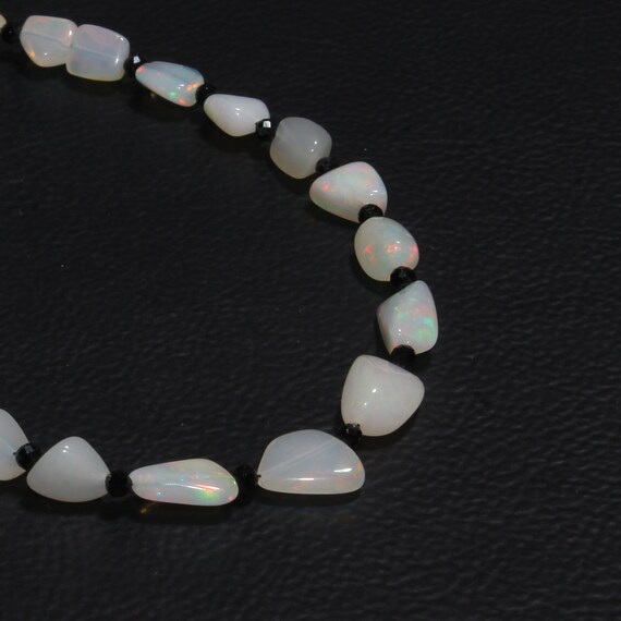 28カラット 17インチ - 天然エチオピア産オパール タンブルネックレス