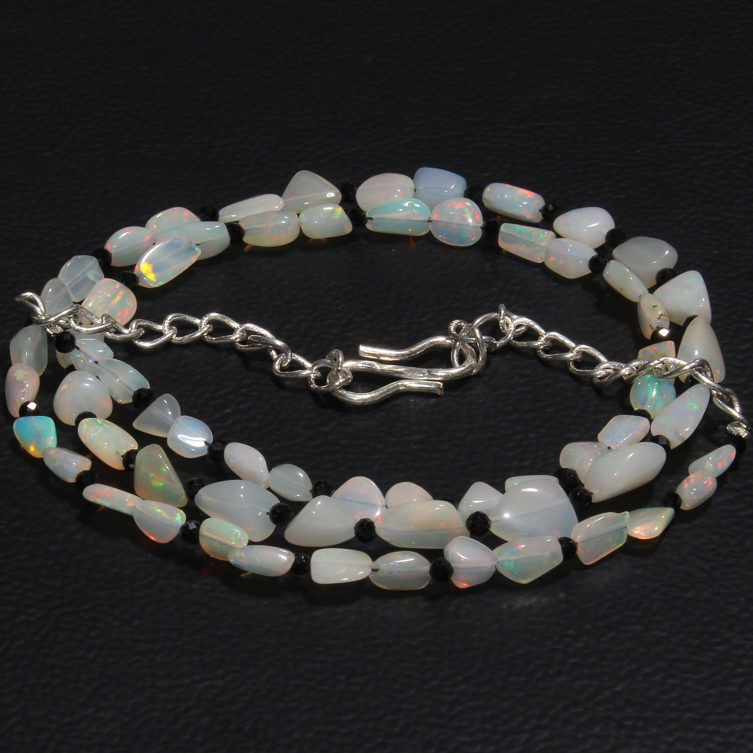 28カラット 17インチ - 天然エチオピア産オパール タンブルネックレス