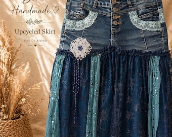 Falda vaquera reciclada con encaje – Falda bohemia azul, falda vaquera hecha a mano y reelaborada, ropa para festivales, falda con encaje y cuentas, pieza única.