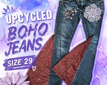 Upcycled Bell-Bottom Jeans - Vintage Denim mit Lace Patch & Boho Charm, Größe 29, Handgemachte nachhaltige Mode