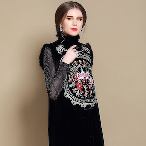 ユニークな刺繍の中国製黒チャイナドレス（膝上）、中国ヴィンテージ刺繍パターン、冬用厚手チーパオ、茶道旗袍Aライン