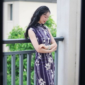 Premium Cut HK Cultural Young Lady Rammie Qipao《百合》 Side Pankou Open Closure Purple Summer Dress, 真襟平肩 Vintage Movie Revivo 130 cm