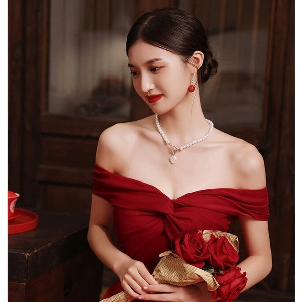 Cheongsam da sposa rosso vino cinese di nuovo design, abito Qipao in pizzo da sposa con fiocco con spalle scoperte, abito da ricevimento per la cerimonia del tè, a figura intera