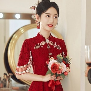 伝統的な中国のブライダルレッドレースチーパオガウン、花嫁ウェディングドレス、希少なパール装飾フロントトップ、チャイナドレス＆スカートデザイン、5XLまで
