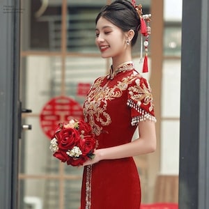 新しいデザイン、カスタムサイズ可能、中国の赤いウェディングチャイナドレス、刺繍入りの金色のチャイナドレス、茶道披露宴ドレス、光沢のある素材