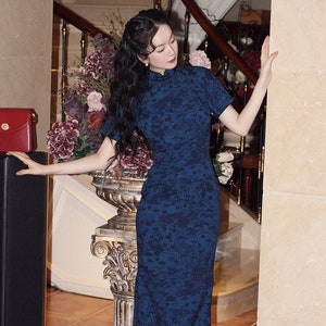 Premium Cut HK Cultural Woman Navy Blue Qipao《蓝雾》 Side Pankou Open Closure Spring Summer Dress, 真襟 Vintage Movie Revivo 130 cm