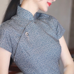 Qipao corto vintage di alta qualità, chiusura con bottoni nascosti e cerniera laterale, cheongsam folk revival del film Qipao azzurro chiaro