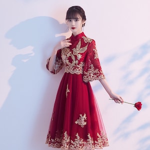 伝統的な中国のブライダルレッドチーパオガウン、中国の花嫁ウェディングドレス、イブニングドレス、トーストスーツ、古典的な刺繍の花、マタニティドレス