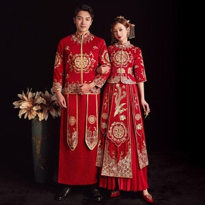 伝統的な中国の新郎の赤いウェディング秀和ドレス、刺繍の花/ダイヤモンドの縁取り、ジャケットトップとスカート2ピース唐花婿中式