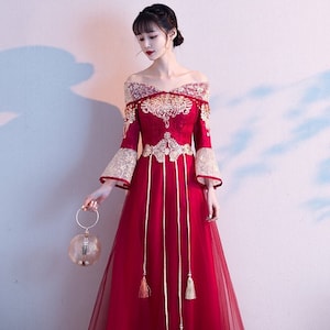 Traditionelles chinesisches rotes Hochzeitskleid, China-Brautkleid ḭ式嫁衣, Abendtoastanzug, klassische Stickereiblumen in voller Länge