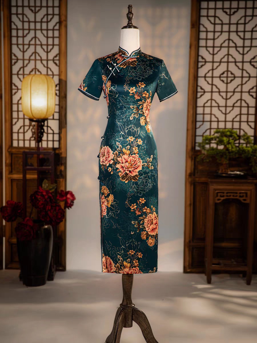 green emerald velvet dress Amazon.com: Women's Floral Lace Embroidery Cheongsam Vintage Short Sleeve  Side Slit Qipao Midi Dress Chinese Tradtional Costume 1920s Fashion (L,  102# Red): Clothing, Shoes & Jewelry main image 1