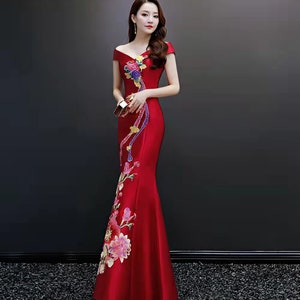 Vintage China Cheongsam in Weinrot, Klassisches Stickerei Muster Brautkleid Satin Kleid, Chorus Stage Display Kleid Kleid