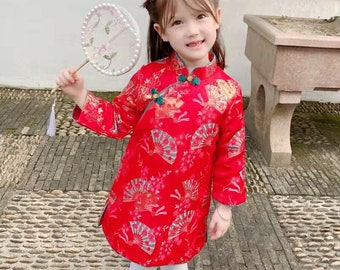 Felice Donna Cinese Che Indossa Un Vestito Qipao Tradizionale O Un Abito Qipao Tradizionale O Cheongsam E Compra Online Con Carta Di Credito Rossa Acquisto Sito 168431384