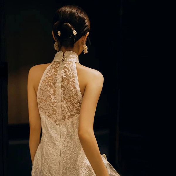 Chine HK Robe qipao en dentelle blanche, Robe de mariée en dentelle de fiançailles sans manches, Col haut dans le dos avec décoration de perles, Longueur totale