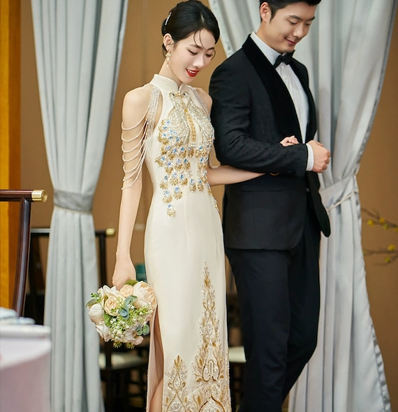 China HK White Qipao Gown Dress, Engagement Bridal Dress Sleeveless, Jewelry Sleeves Decor, Mandarin Collar Embroidery Qipao China HK White Qipao Gown Dress, Engagement Bridal Dress Sleeveless, Jewelry Sleeves Decor, Mandarin Collar Embroidery Qipao