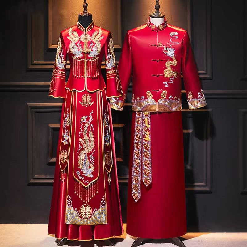Traditional Chinese Bride and Groom's Red Wedding Xiuhe Traditional Chinese Bride and Groom's Red Wedding Xiuhe