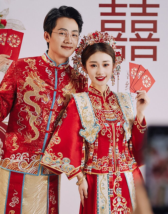 New Design Traditional Chinese Bride Red Wedding Xiuhe Gown