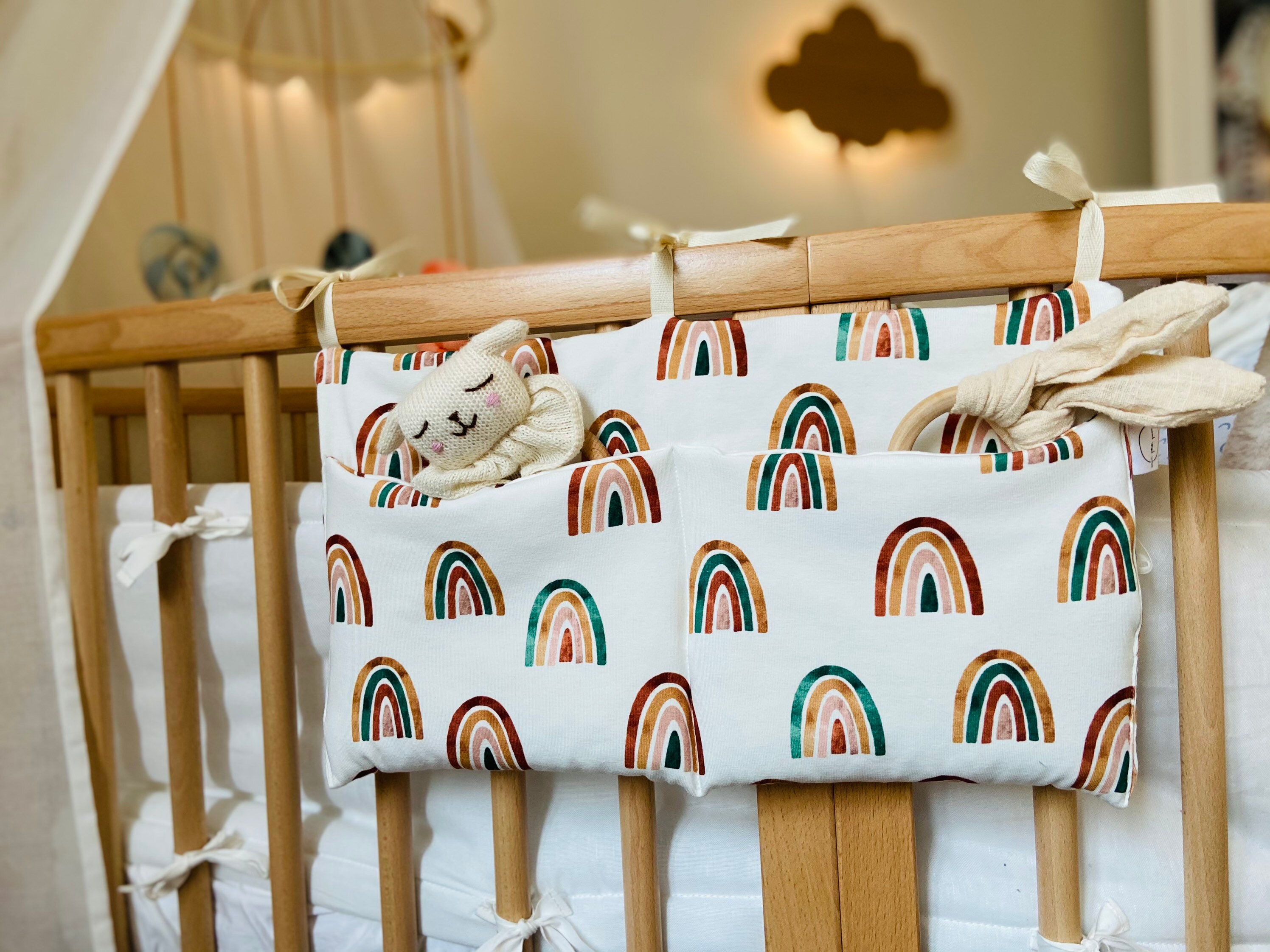 Pochette de Lit Bébé, Range Tétine/Doudou Arc en Ciel
