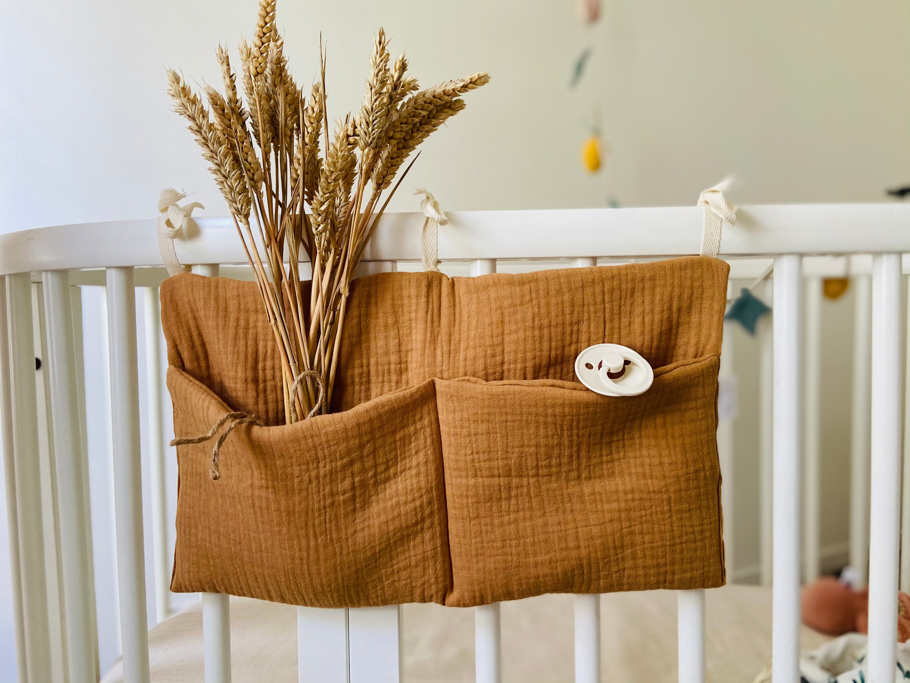 Pochette de Lit Bébé, Range Tétine/Doudou Double Gaze «Camel