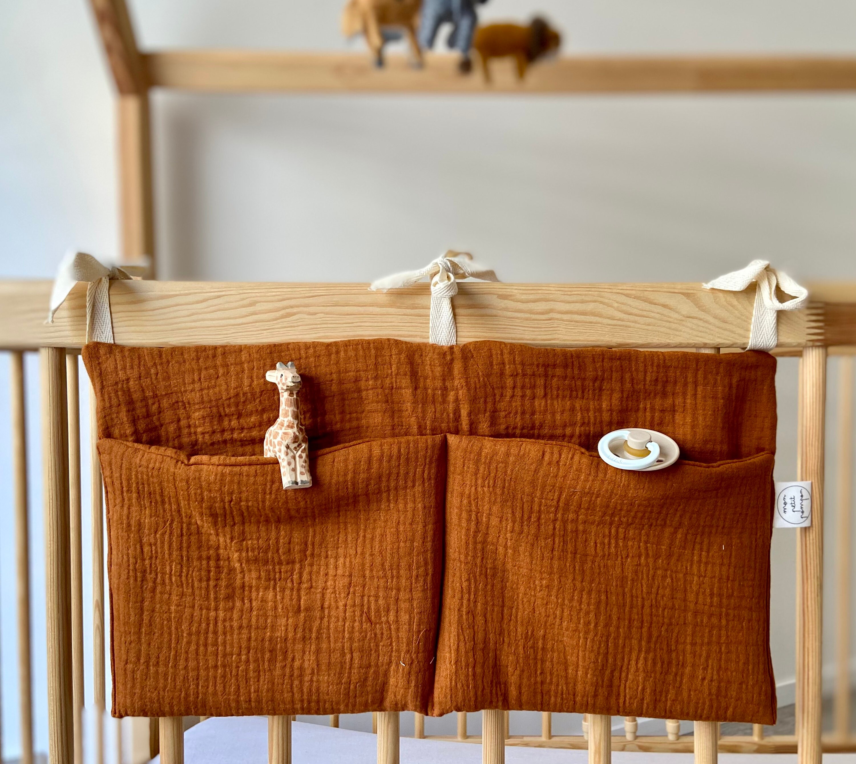 Pochette de Lit Bébé, Range Tétine/Doudou Double Gaze Cognac