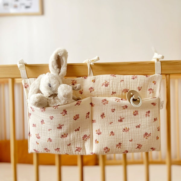 Pochette de lit bébé, range tétine/doudou « prairie fleurs rose »