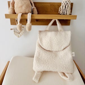 Customizable cotton gauze baby backpack with embroidery, perfect for nursery. Bouclette écrue